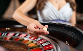 2x bet জেমস্টোন গোল্ড গেমের রত্নপাথর ও সোনালি রিলের দৃশ্য